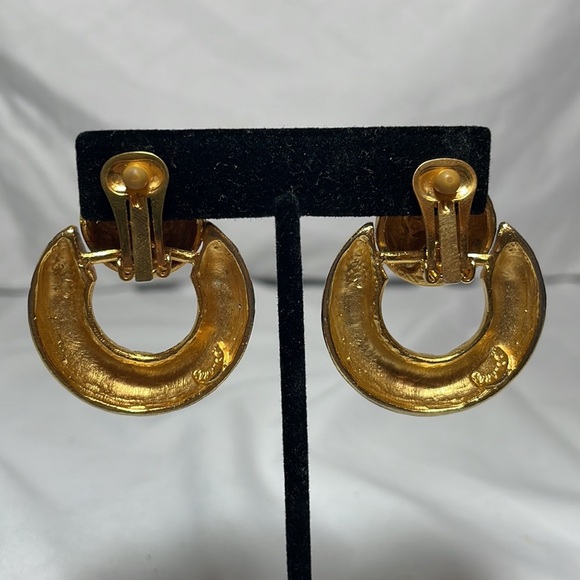 Clara Studio Inc. Vintage Door Knocker Gold Tone Clip On Earrings - Picture 2 of 4